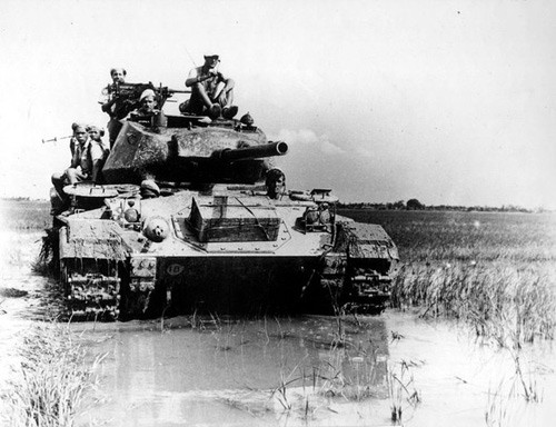 Un tank qui reste depuis 60 ans sur le champ de Muong Thanh - ảnh 2